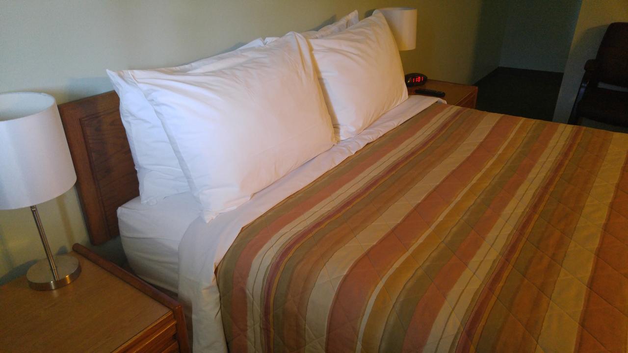 Robber'S Roost Motel New Hazelton Exteriör bild